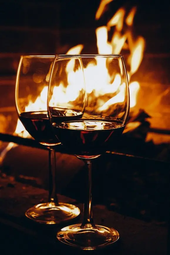 Vino y chimenea