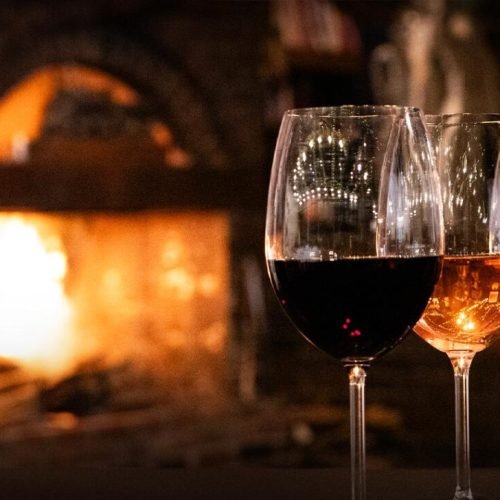 Vino tinto, rosado y blanco al frente de chimenea